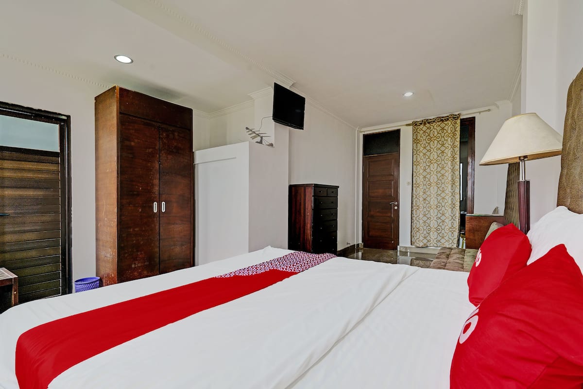 Desk, free WiFi, bed sheets