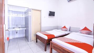 Standard Twin Room | Desk, bed sheets