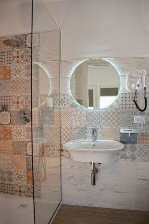 Shower, rainfall showerhead, free toiletries, hair dryer - Dimora EFFE Eco Bed & Breakfast (Termoli)