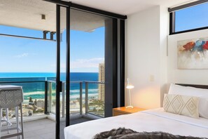 3 bedrooms, desk, iron/ironing board, free WiFi - 3 bedroom SkyHome 1245 Circle on Cavill - Level 25 Ocean FREE parking & Wifi (Surfers Paradise)