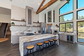 Kjøleskap, mikrobølgeovn, ovn og oppvaskmaskin