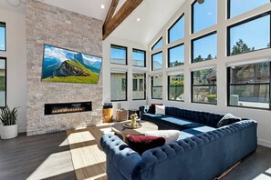 Televisión, chimenea y videojuegos