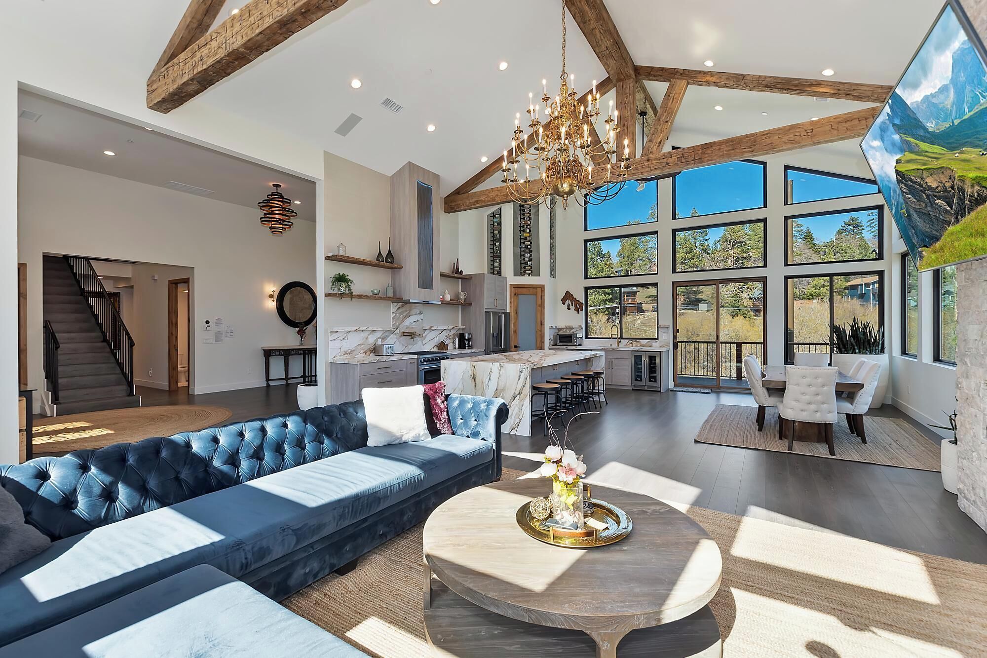 Una televisión, una chimenea, videojuegos