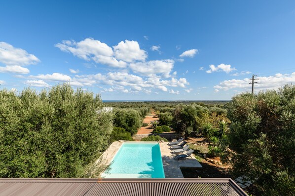 En säsongsöppen utomhuspool