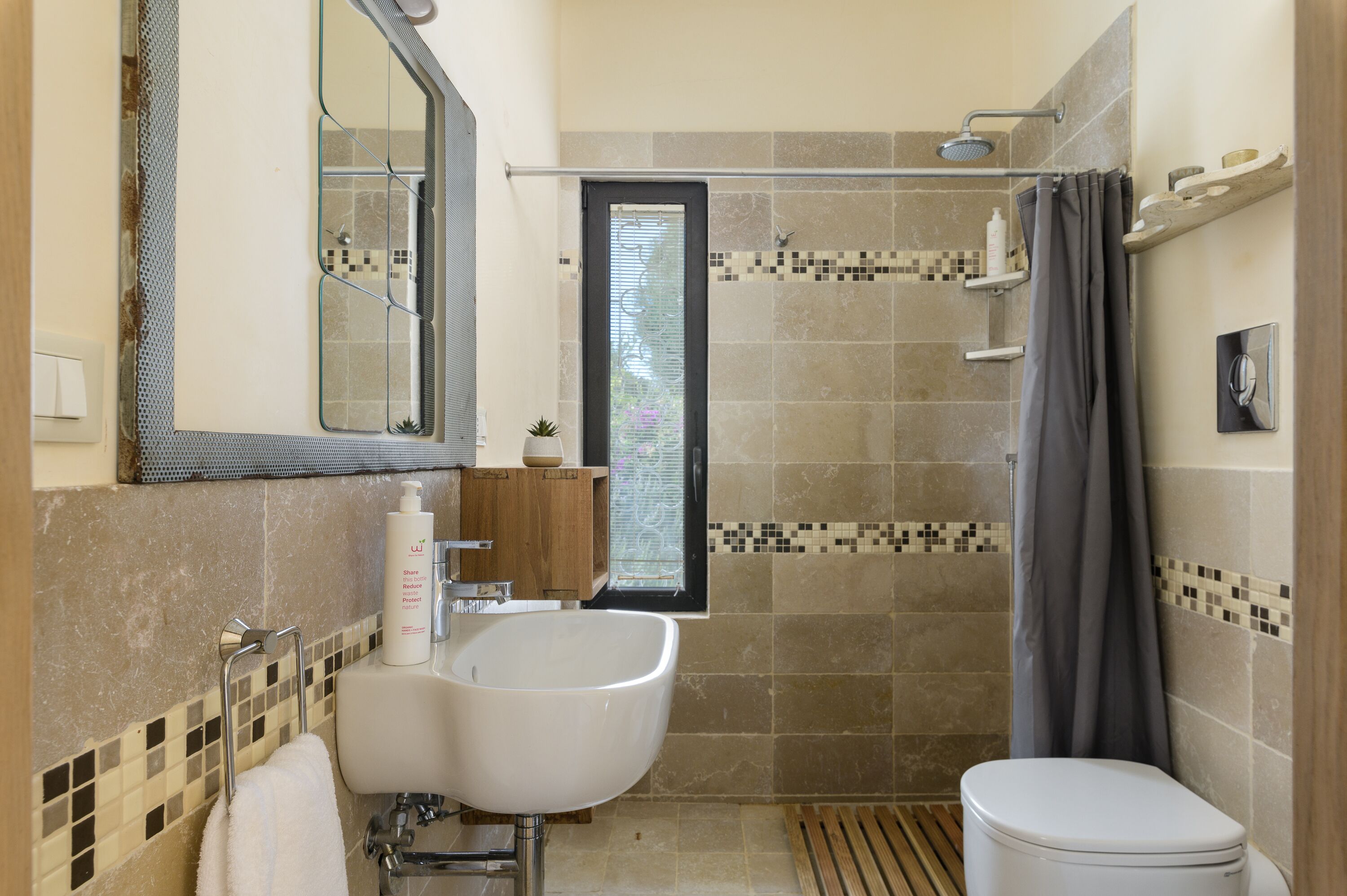 Un baño con bañera, inodoro, lavabo y zona de ducha.