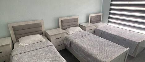 Standard-Dreibettzimmer | Verdunkelungsvorhänge, kostenloses WLAN