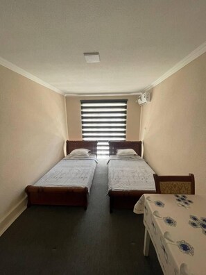 Kamar Twin Standar | Tirai kedap cahaya dan Wi-Fi gratis