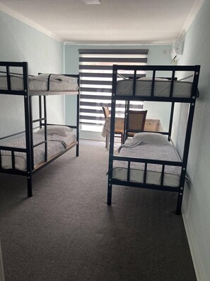 Kamar Quadruple Standar | Tirai kedap cahaya dan Wi-Fi gratis