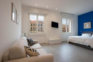 Junior Room, 1 Bedroom | In-room safe, soundproofing, cribs/infant beds, free WiFi - Suite nel Largo (Cagliari)