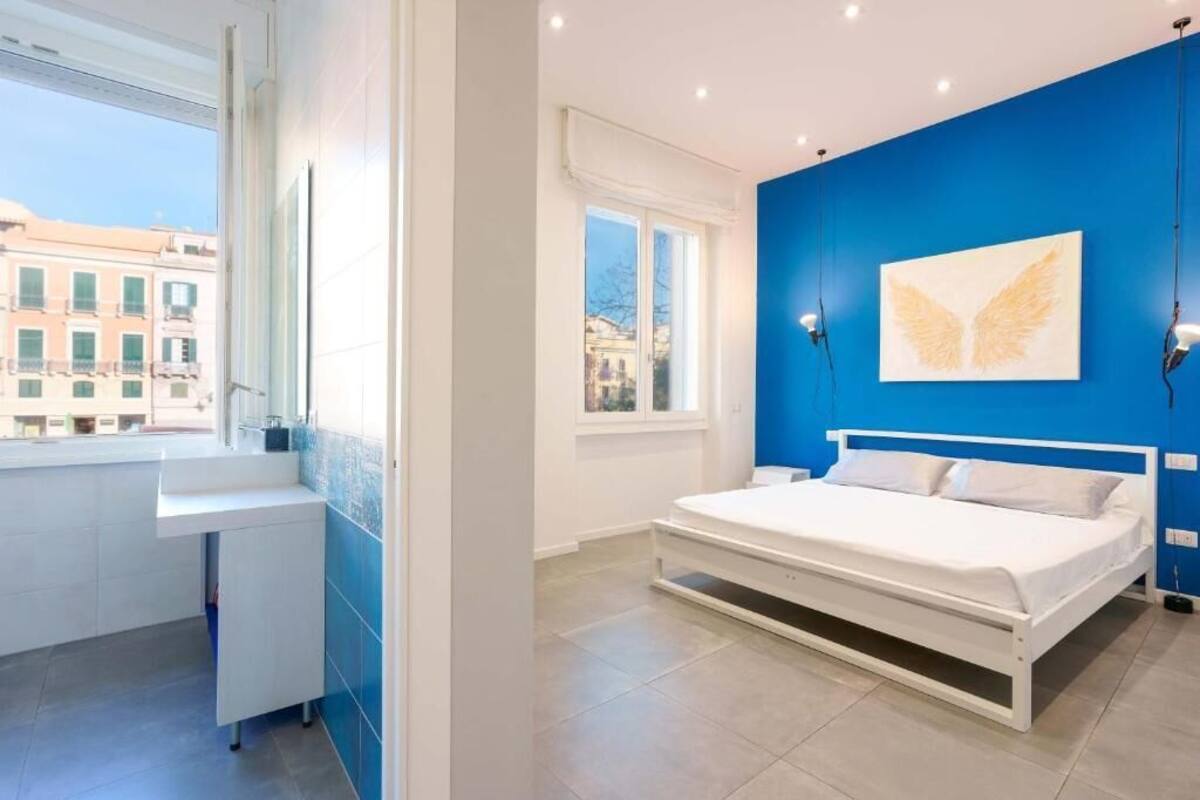 Un dormitorio moderno con una cama grande, una ventana y vistas a la ciudad.