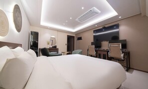 Premium tweepersoonskamer | Individueel gedecoreerd, individueel gemeubileerd, een bureau