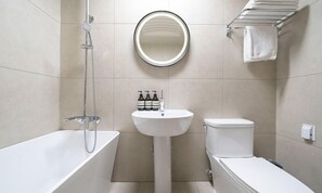 Premium tweepersoonskamer | Badkamer | Een haardroger, badjassen, handdoeken