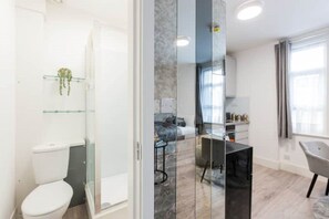 Bruser, hårtørrer, Sæbe, Toiletpapir