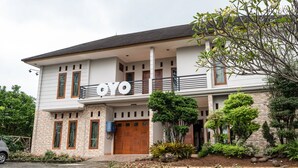 Un immeuble de deux étages doté d’un balcon et d’une enseigne sur laquelle on peut lire « OYO ».