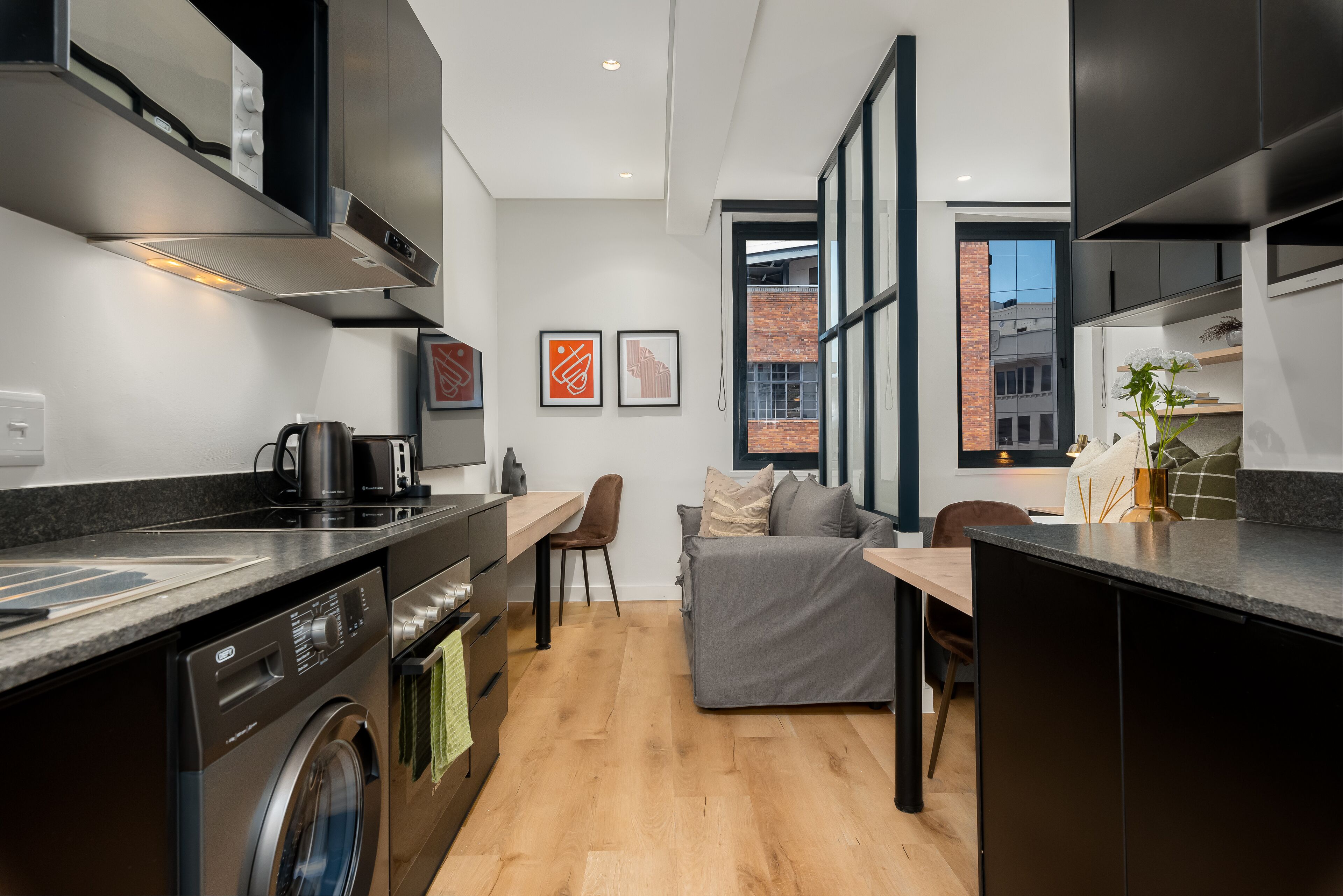 ギャラリー スタジオ | 専用キッチン | 大型冷蔵庫、コンロ、電気ポット、トースター