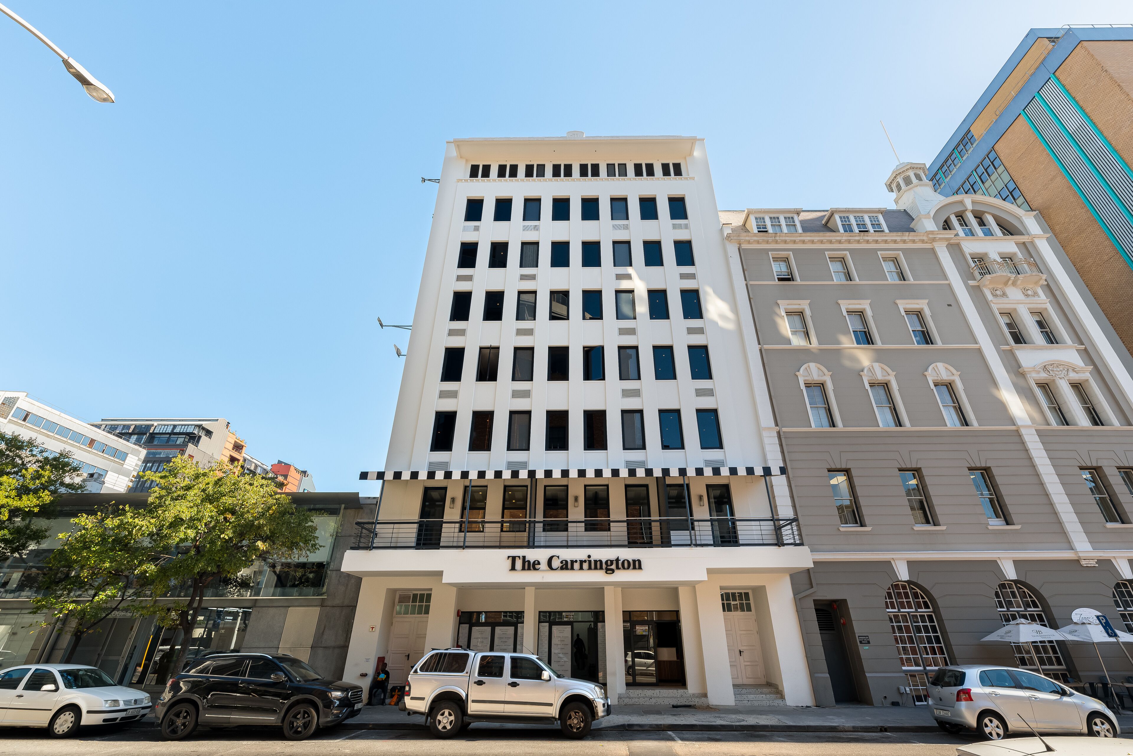 Ein mehrstöckiges Gebäude mit dem Schriftzug "The Carrington".