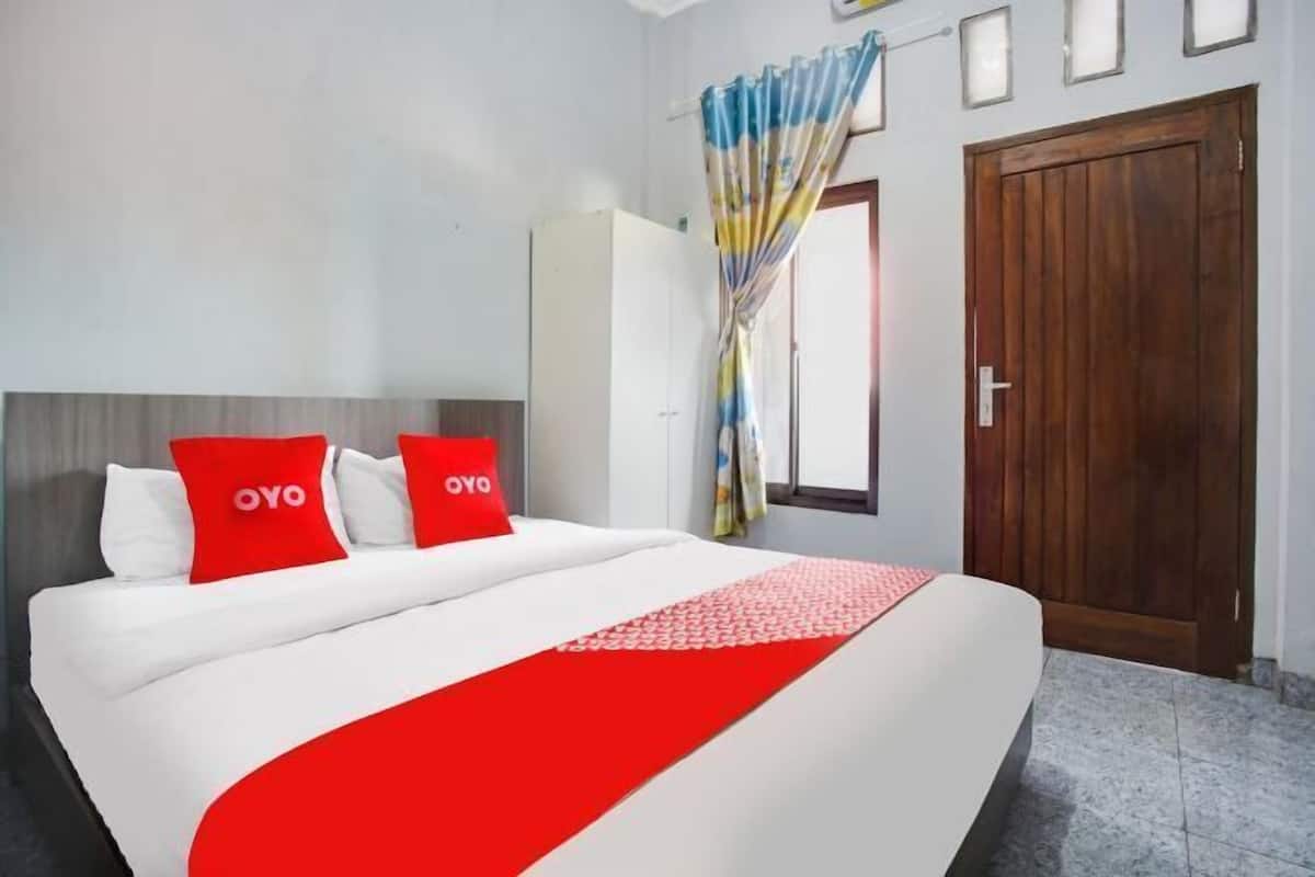 Premium bedding, desk, laptop workspace, WiFi (free)