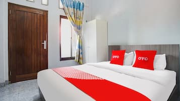 Quarto casal standard | Roupas de cama premium, escrivaninha, espaço de trabalho para notebook