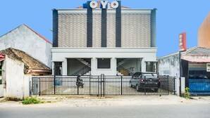 A building with a sign reading "OYO" on top. - Hotel O Teluk Betung Near Taman Dipangga Formerly Z Hotel (Bandar Lampung)