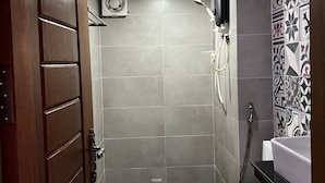 Ein Badezimmer mit Dusche, Toilette und Waschbecken.