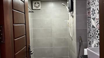 Business Studio, 1 Queen Bed with Sofa bed | Bathroom | Towels, soap, shampoo, toilet paper