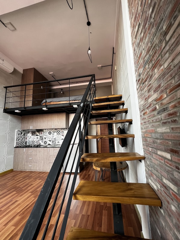 Business studio, 1 queensize bed met slaapbank | Woonruimte | Flatscreentelevisie