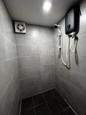 Studio Affaires, 1 grand lit et 1 canapé-lit | Salle de bain | Serviettes fournies, savon, shampooing, papier de toilette