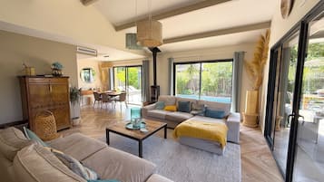 Smart-tv, boeken, een stereo en een printer