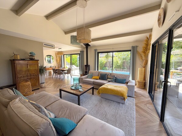 TV connectée, livres, chaîne hi-fi, imprimantes