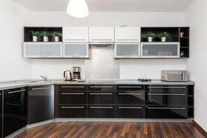 شقة - غرفة نوم واحدة - بشرفة - مقابل البحر | مطبخ خاص | ميكروويف، غسالة أطباق، ماكينة لصنع القهوة/الشاي، غلّاية كهربائية