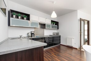 شقة - غرفة نوم واحدة - بشرفة - مقابل البحر | مطبخ خاص | ميكروويف، غسالة أطباق، ماكينة لصن�ع القهوة/الشاي، غلّاية كهربائية