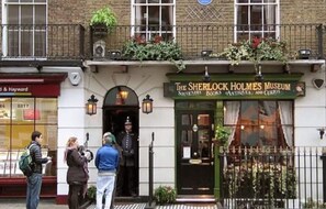 Exterior detail - One Bedroom Apartment Near Maida Vale (London)