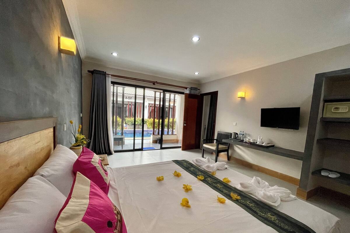 Premium bedding, pillowtop beds, desk, WiFi (free)