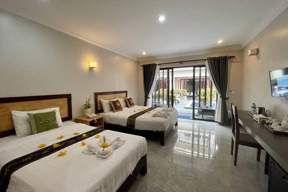 Premium bedding, pillowtop beds, desk, WiFi (free)