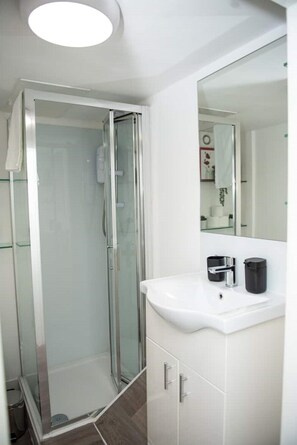 Dusj, hårføner, såpe og toalettpapir