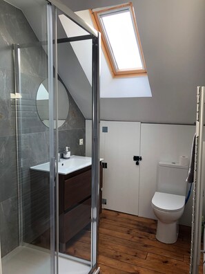 Een douche, een haardroger, handdoeken