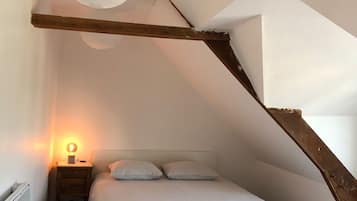 5 bedrooms, desk, bed sheets