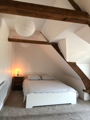 5 Schlafzimmer, Schreibtisch, Bettwäsche