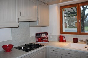 Een koelkast, een microgolfoven, een oven, een kookplaat