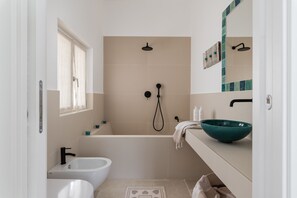 Villa | Salle de bain | Baignoire et douche séparées, sèche-cheveux, bidet, serviettes fournies