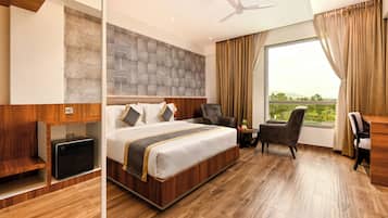 Executive Room | Minibar, desk, bed sheets