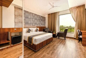 行政客房 | 迷你吧、办公桌、床单