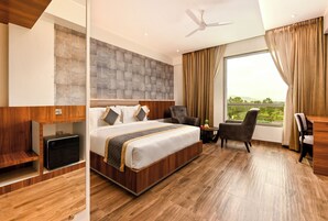 行政客房 | 迷你吧、办公桌、床单