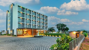 A modern hotel with a spacious entrance, a well-maintained garden, and a clear view of the sky. - Effotel by Sayaji Sarola (Bhor)