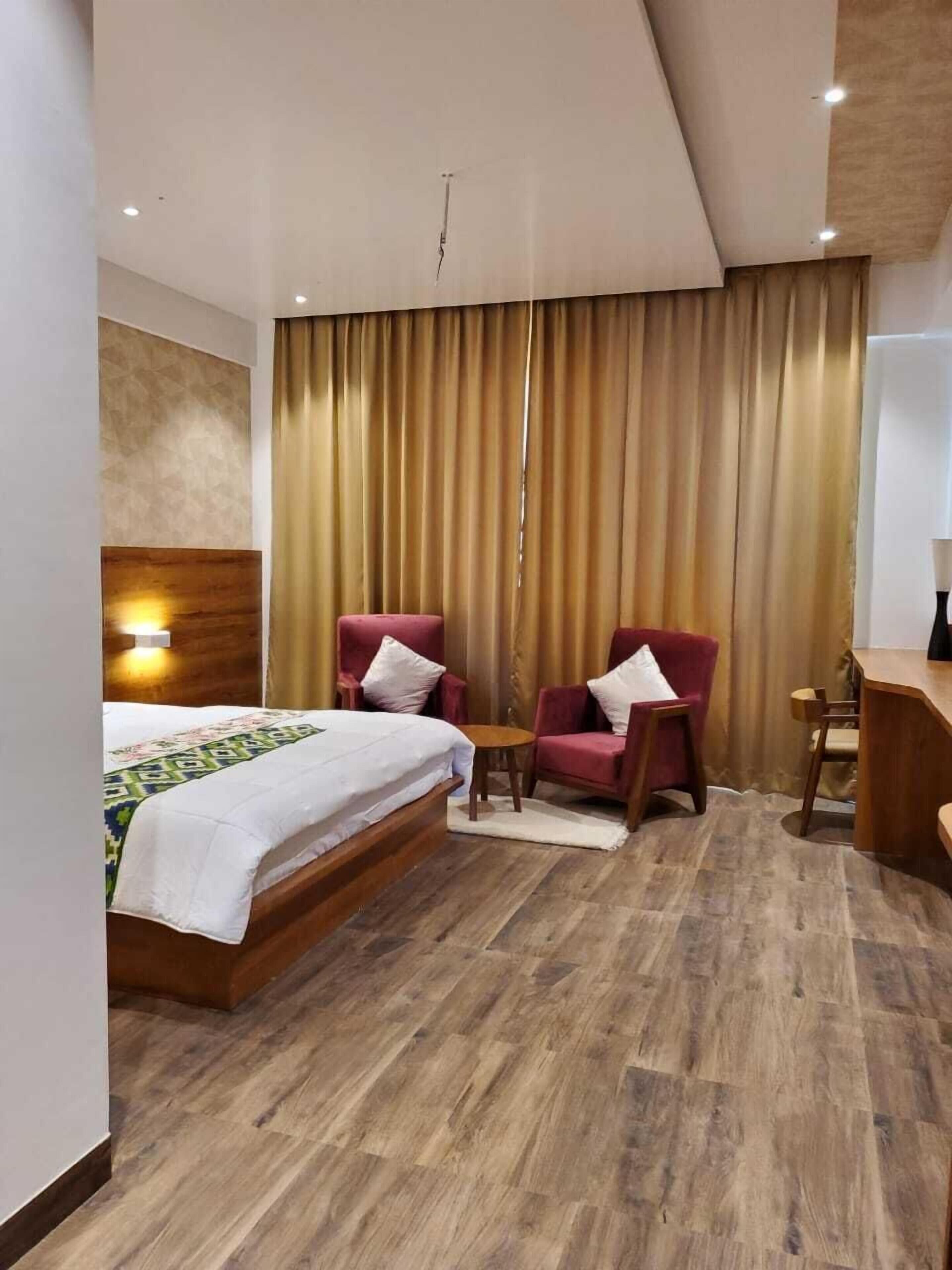 Minibar, escritorio y ropa de cama 
