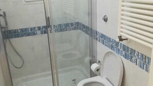 مجففات شعر، مناشف، صابون، ورق حمّام