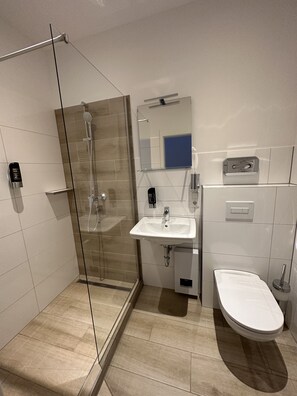 Kamar Double Basic untuk 1 Orang | Kamar mandi | Shower, perlengkapan mandi gratis, pengering rambut, dan handuk