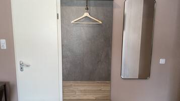 City Triple Room | Desk, laptop workspace, free WiFi, bed sheets