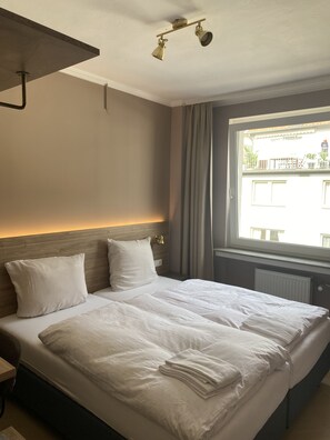 City Double Room, 2 Single Beds
