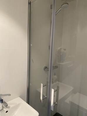 Yhden hengen kaupunkihuone | Kylpyhuone | Suihku, ilmaiset hygieniatuotteet, hiustenkuivaaja, bidee